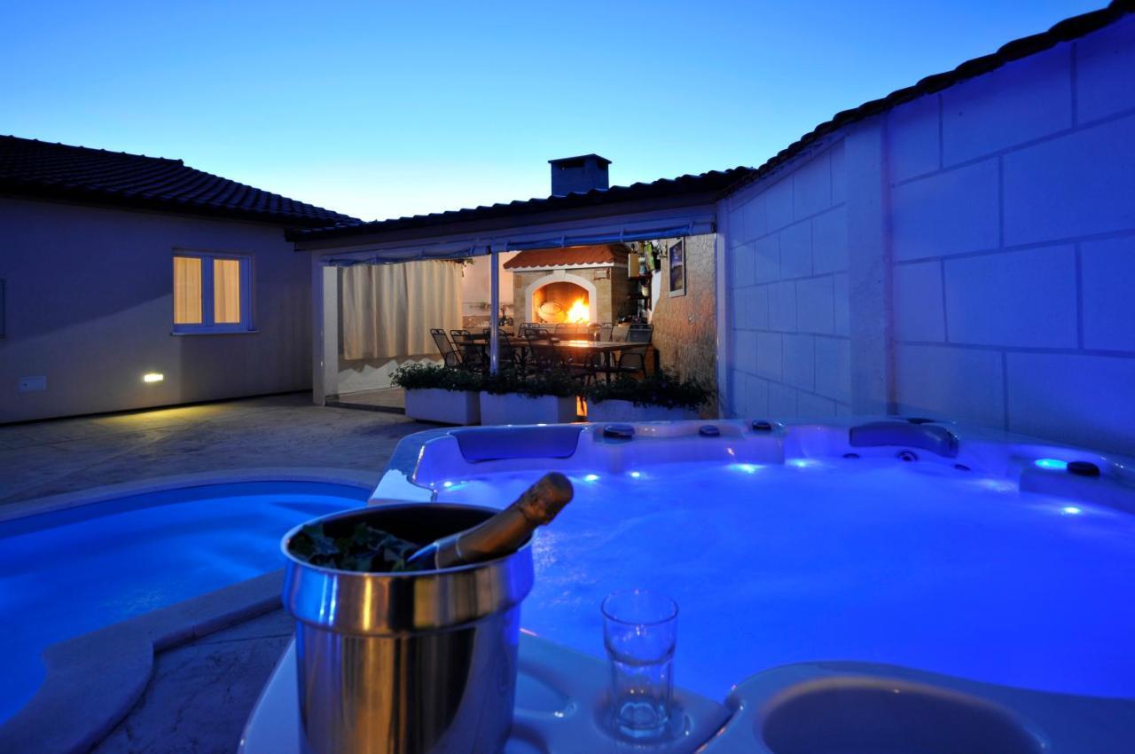 Beautiful Holiday Home "Villa Luka" Kastel Stafilic Bagian luar foto