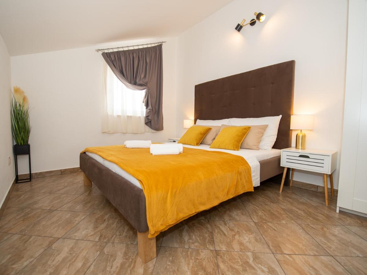 Beautiful Holiday Home "Villa Luka" Kastel Stafilic Bagian luar foto