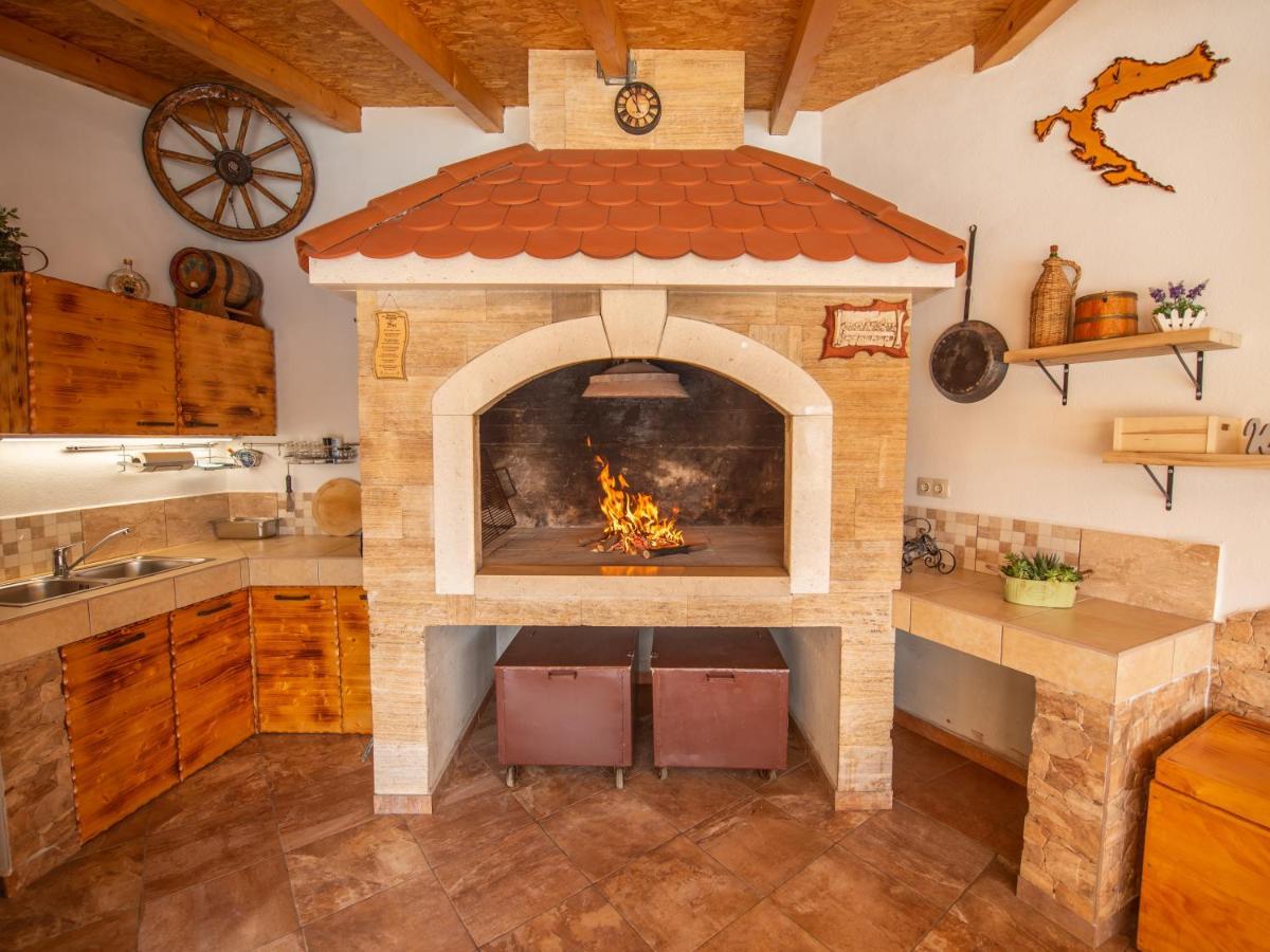 Beautiful Holiday Home "Villa Luka" Kastel Stafilic Bagian luar foto