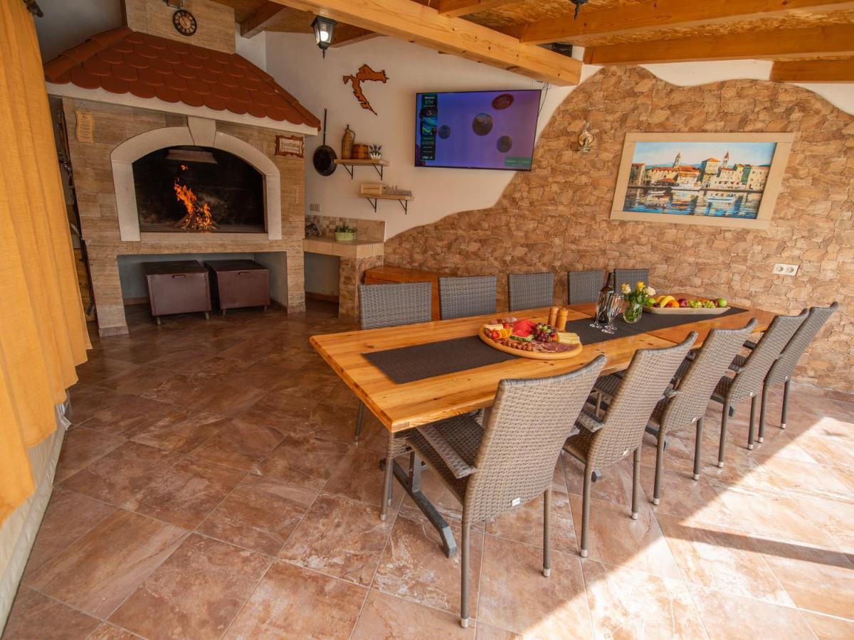 Beautiful Holiday Home "Villa Luka" Kastel Stafilic Bagian luar foto
