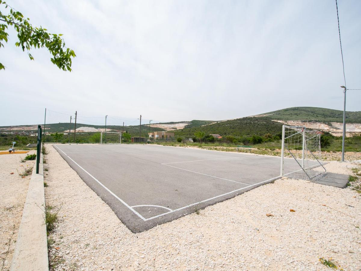Beautiful Holiday Home "Villa Luka" Kastel Stafilic Bagian luar foto