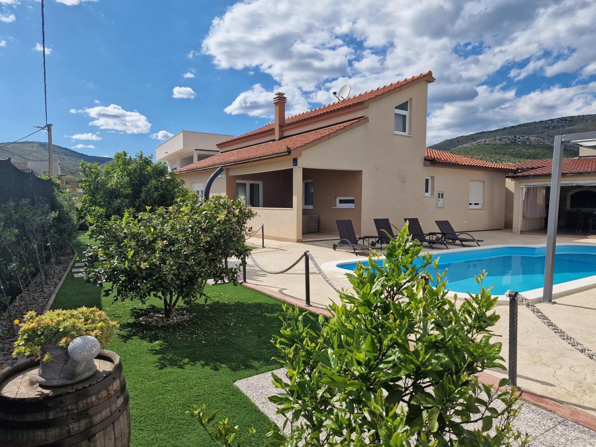 Beautiful Holiday Home "Villa Luka" Kastel Stafilic Bagian luar foto